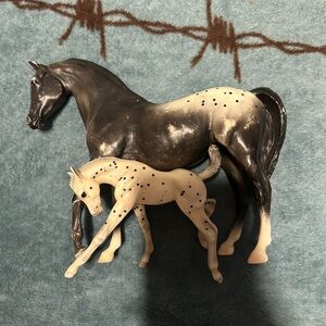 •BREYER HORSE                     Elegant Black and Cream Horse Figurine Set